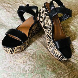 DV platform sandals. Size 7. Two-tone texture design will not go unnoticed